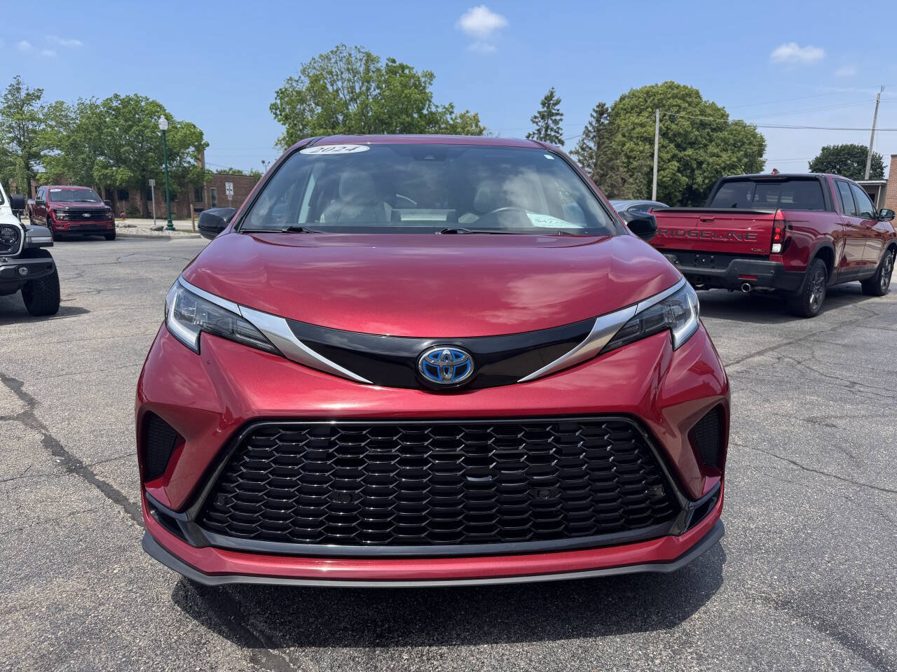 Used 2024 Toyota Sienna XSE AWD/4WD image 5