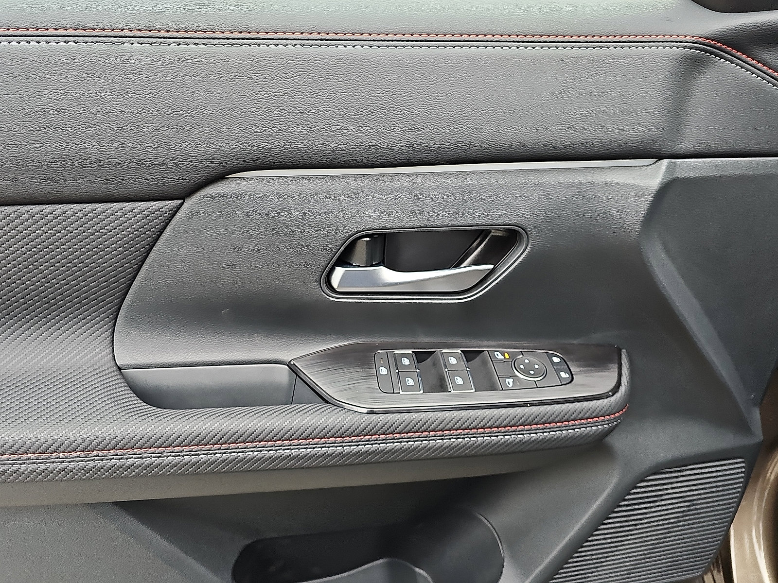 New 2026 Nissan Kicks SR w/ Cold Weather Package image 8