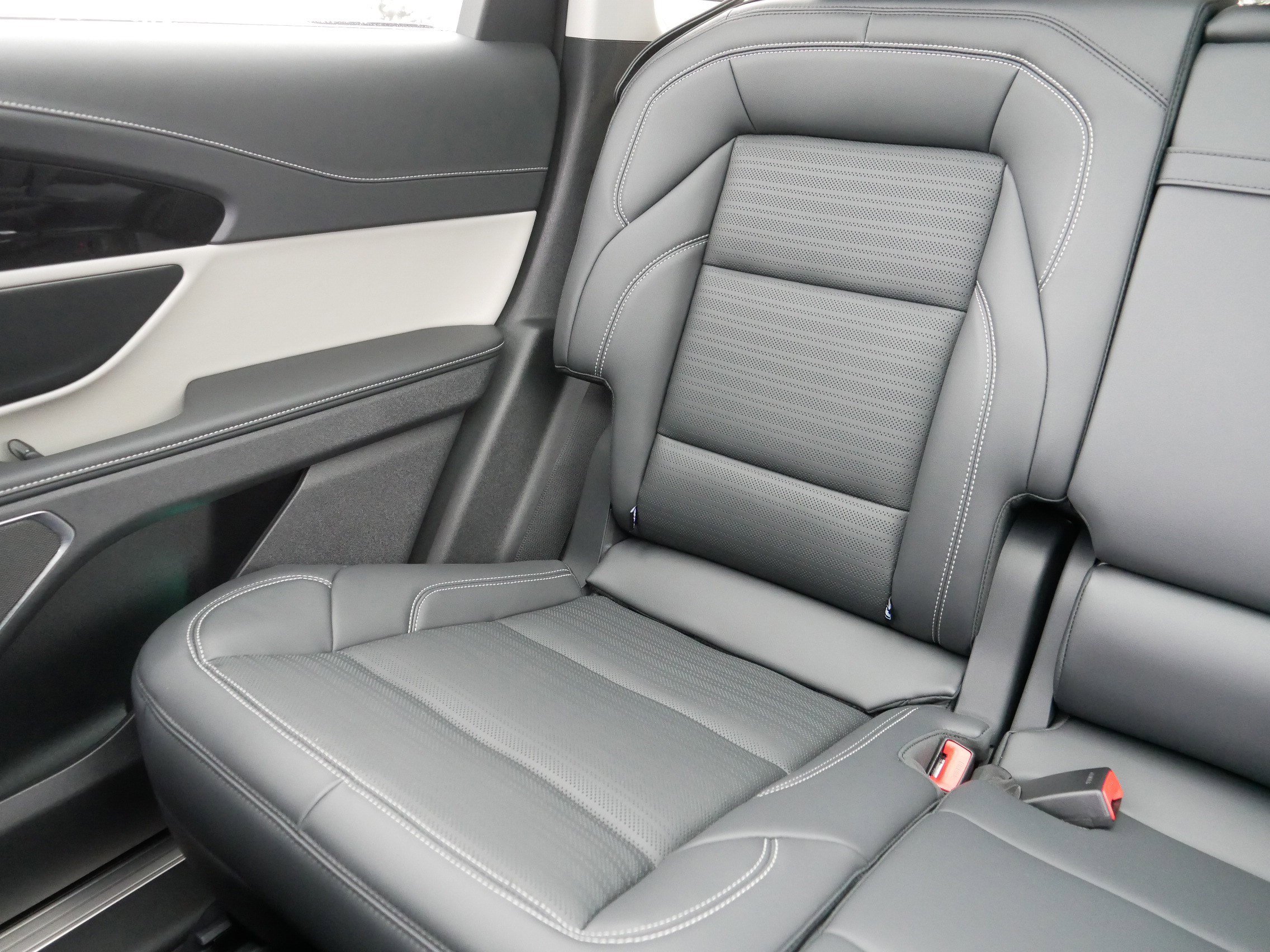 Used 2025 Lincoln Nautilus Reserve image 12