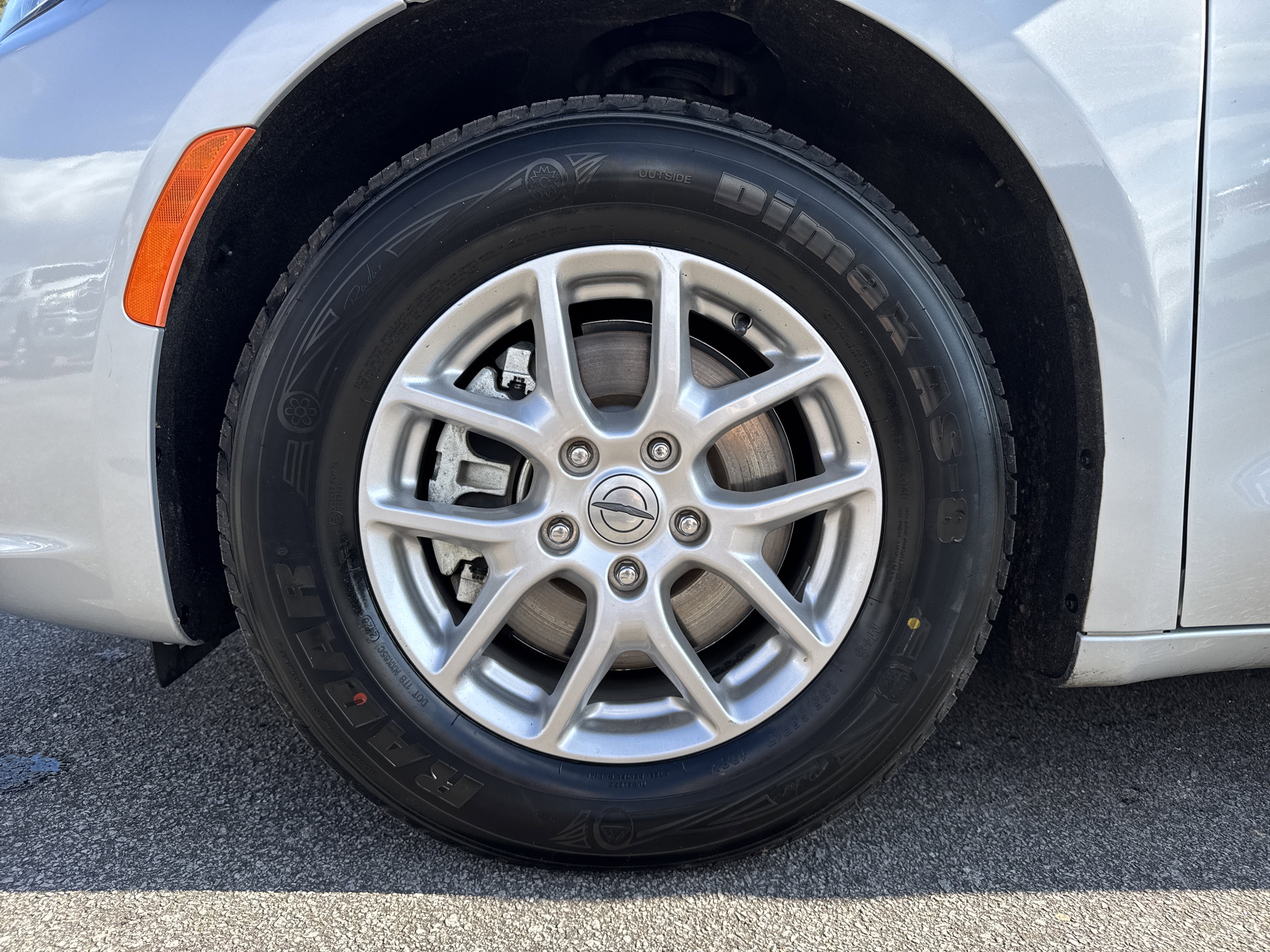 Used 2024 Chrysler Pacifica Touring-L image 12