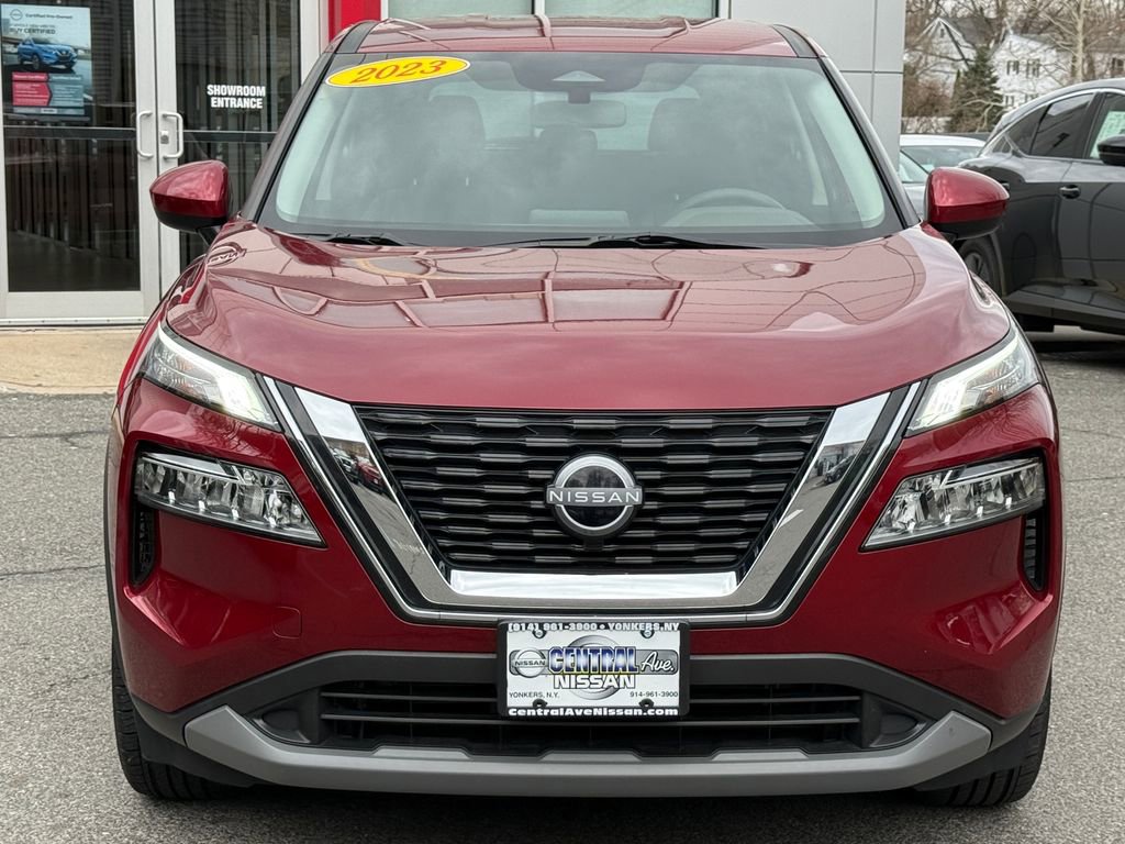 Used 2023 Nissan Rogue SV image 2