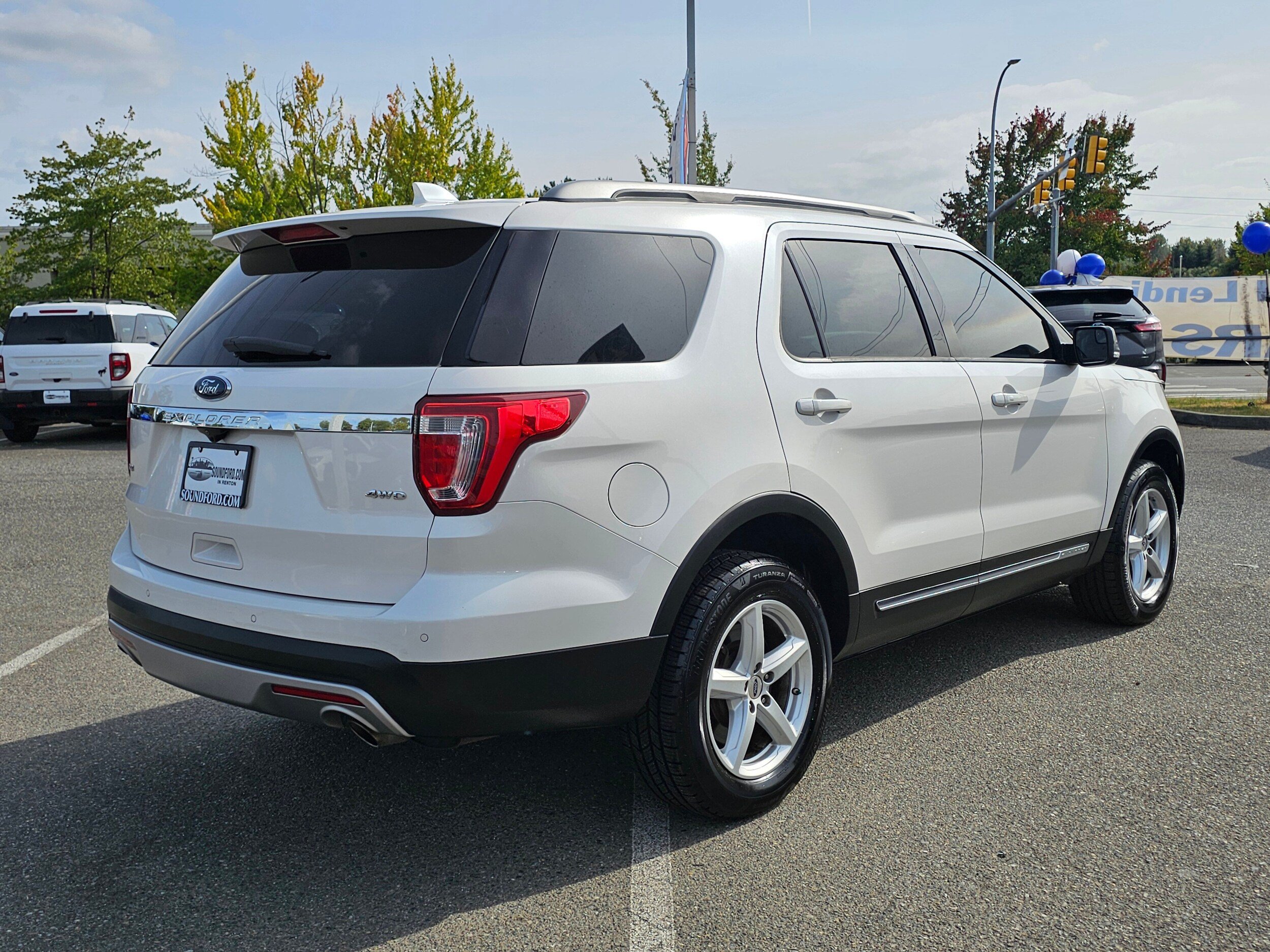 Used 2016 Ford Explorer XLT w/ Equipment Group 201A AWD/4WD image 5