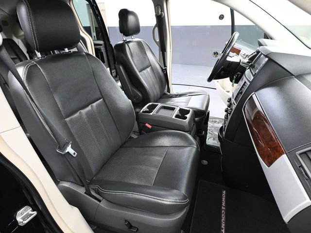 Used 2010 Chrysler Town & Country Touring Plus image 39