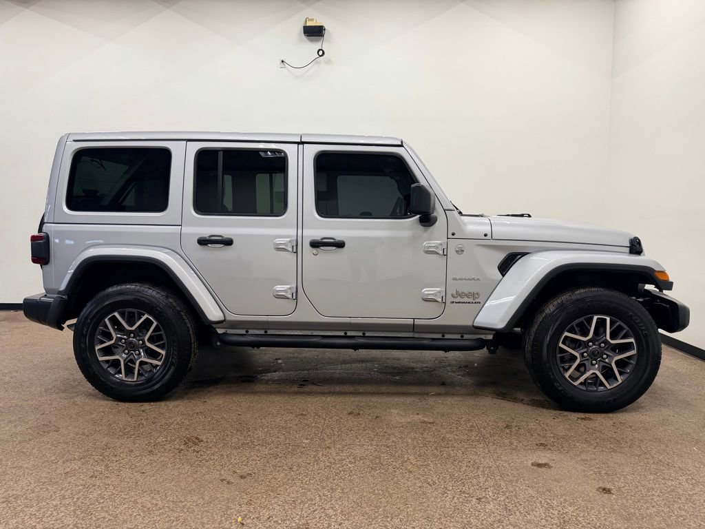 Used 2024 Jeep Wrangler Sahara w/ Technology Group AWD/4WD image 8