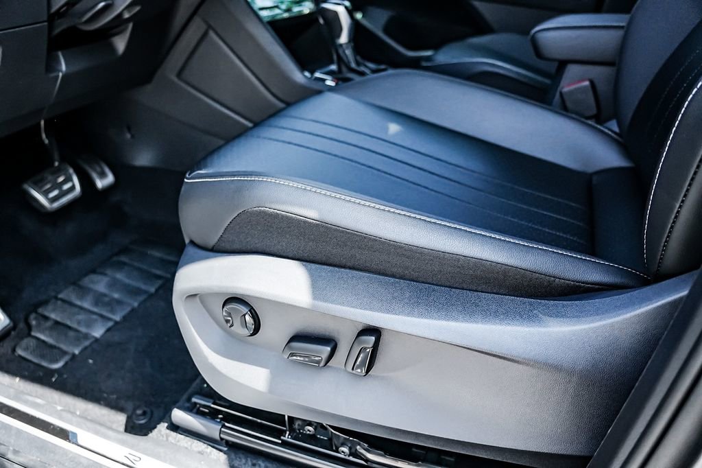 Used 2024 Volkswagen Tiguan SE R-Line image 22