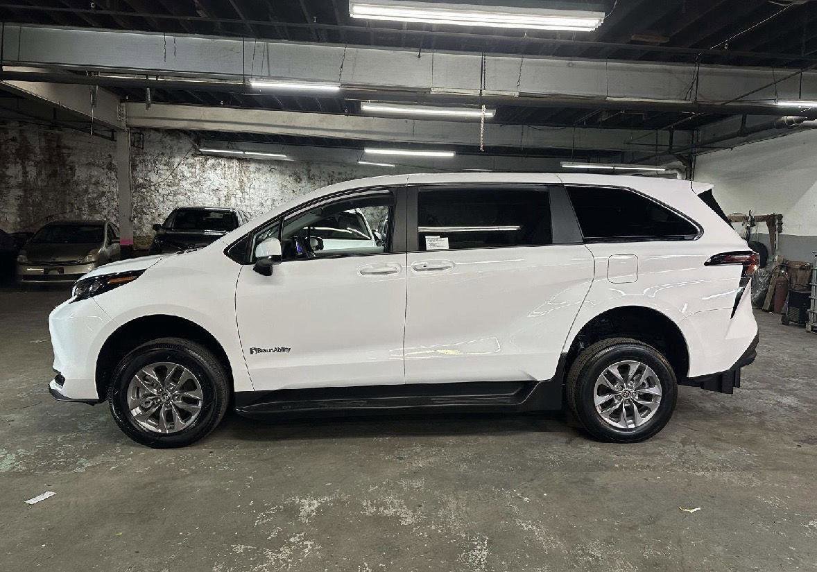 Used 2025 Toyota Sienna LE image 5