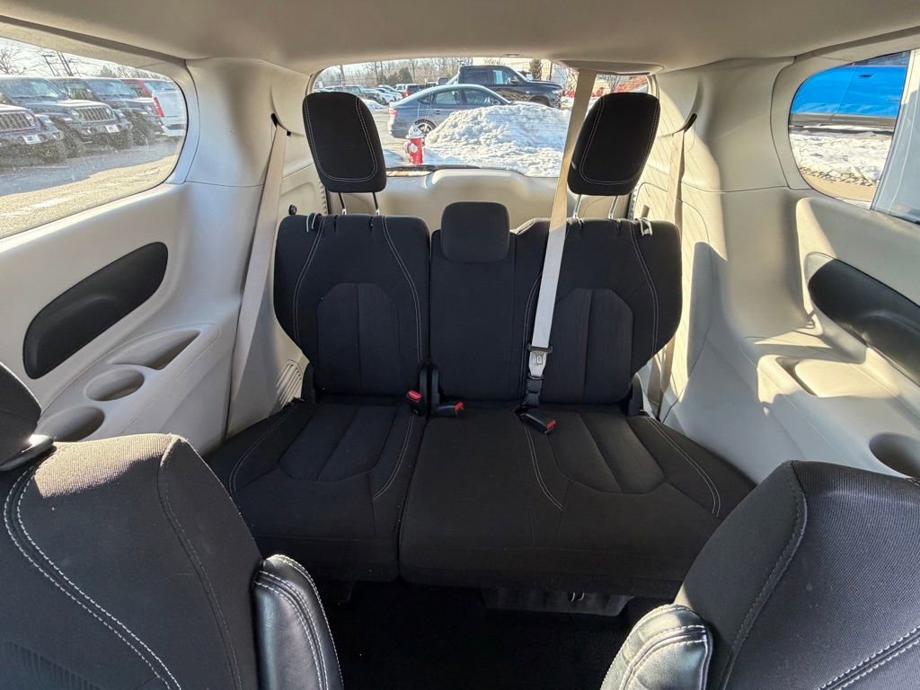Used 2022 Chrysler Voyager LX image 19