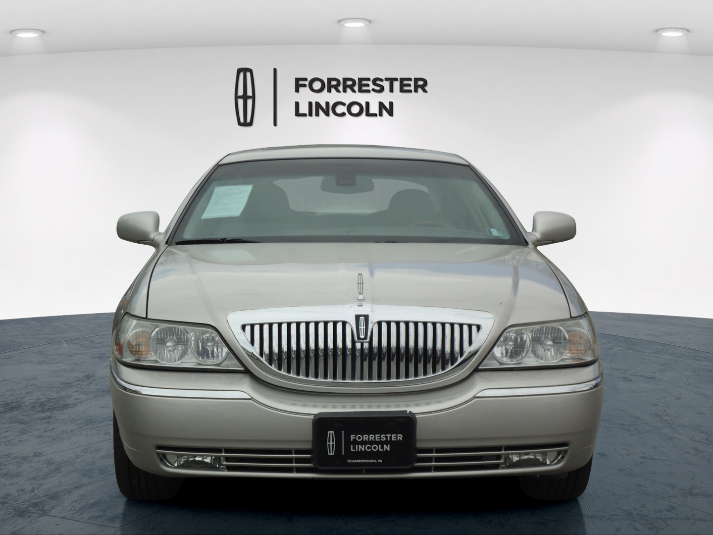 Used 2003 Lincoln Town Car Cartier RWD image 8