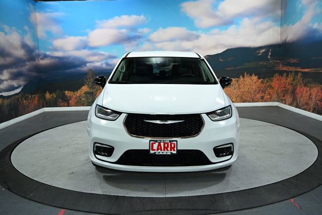 Used 2024 Chrysler Pacifica Select image 3