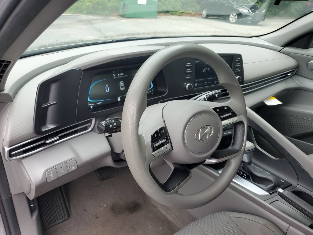 Used 2025 Hyundai Elantra SE FWD image 17