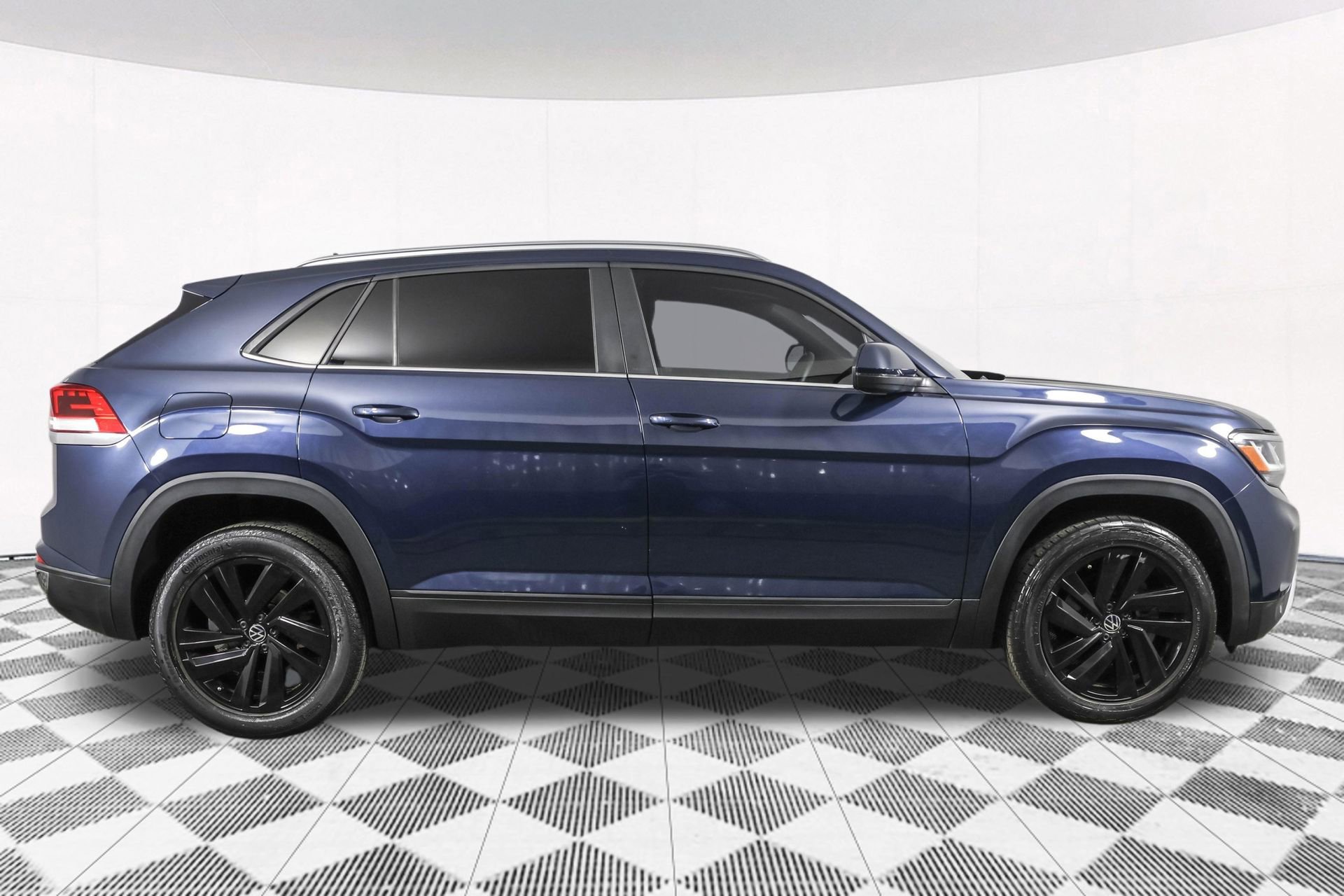 Used 2021 Volkswagen Atlas Cross Sport SE w/ 20" Black Wheels Package FWD image 13