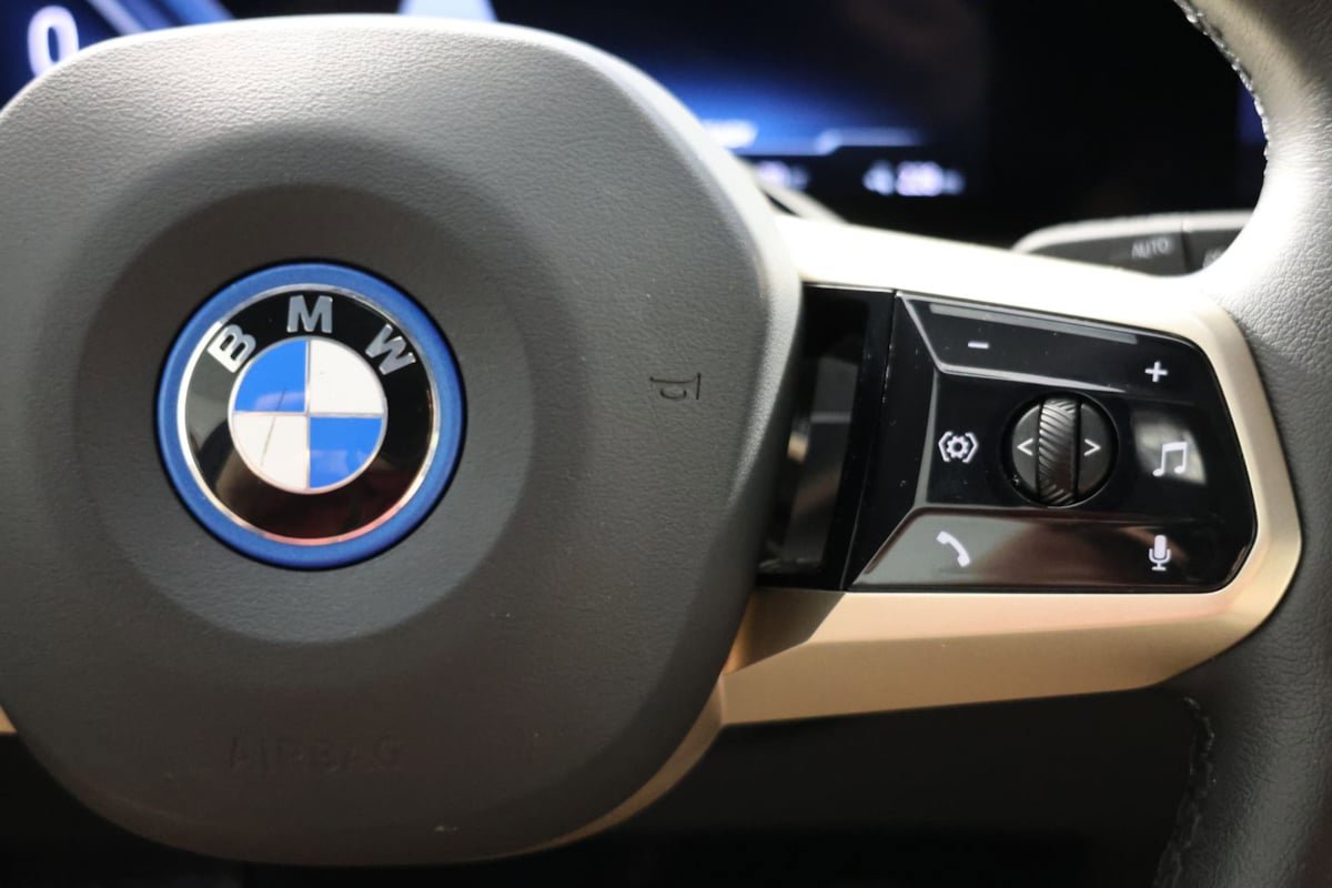 Used 2023 BMW iX xDrive50 w/ Premium Package AWD/4WD image 29