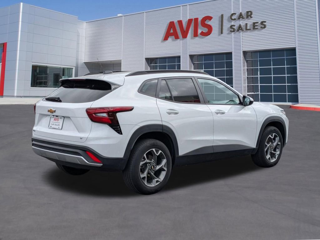 Used 2025 Chevrolet Trax LT w/ LT Convenience Package image 6