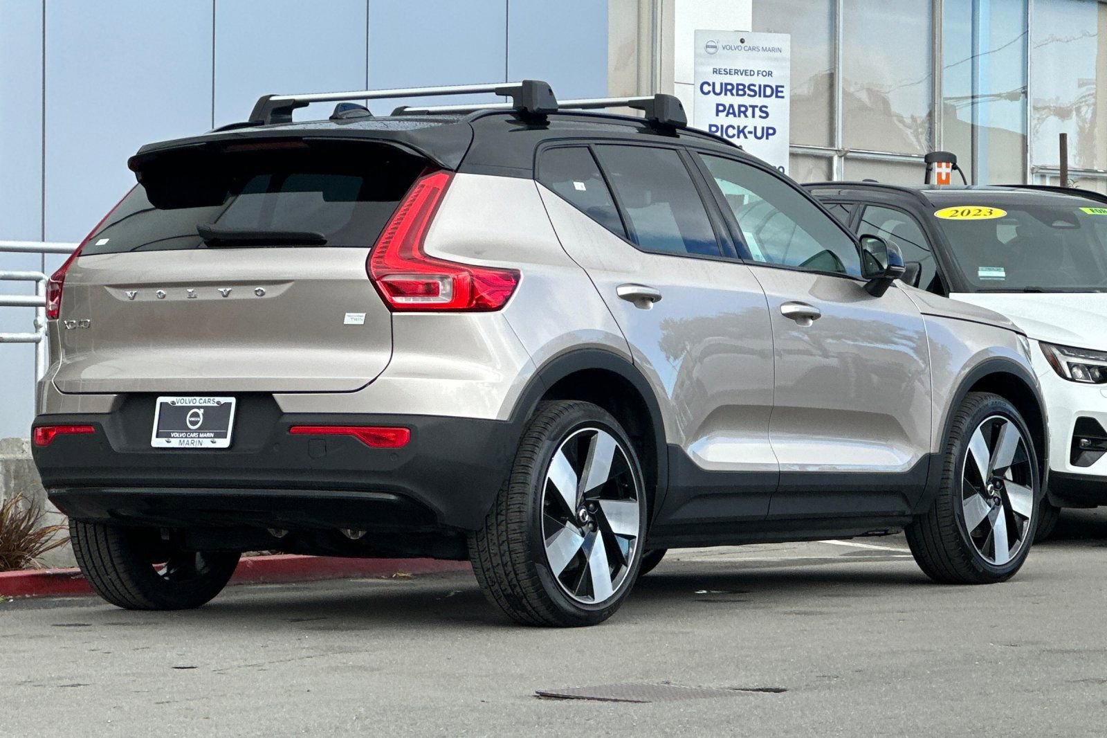Used 2023 Volvo XC40 Recharge Ultimate w/ Protection Package Premier image 2