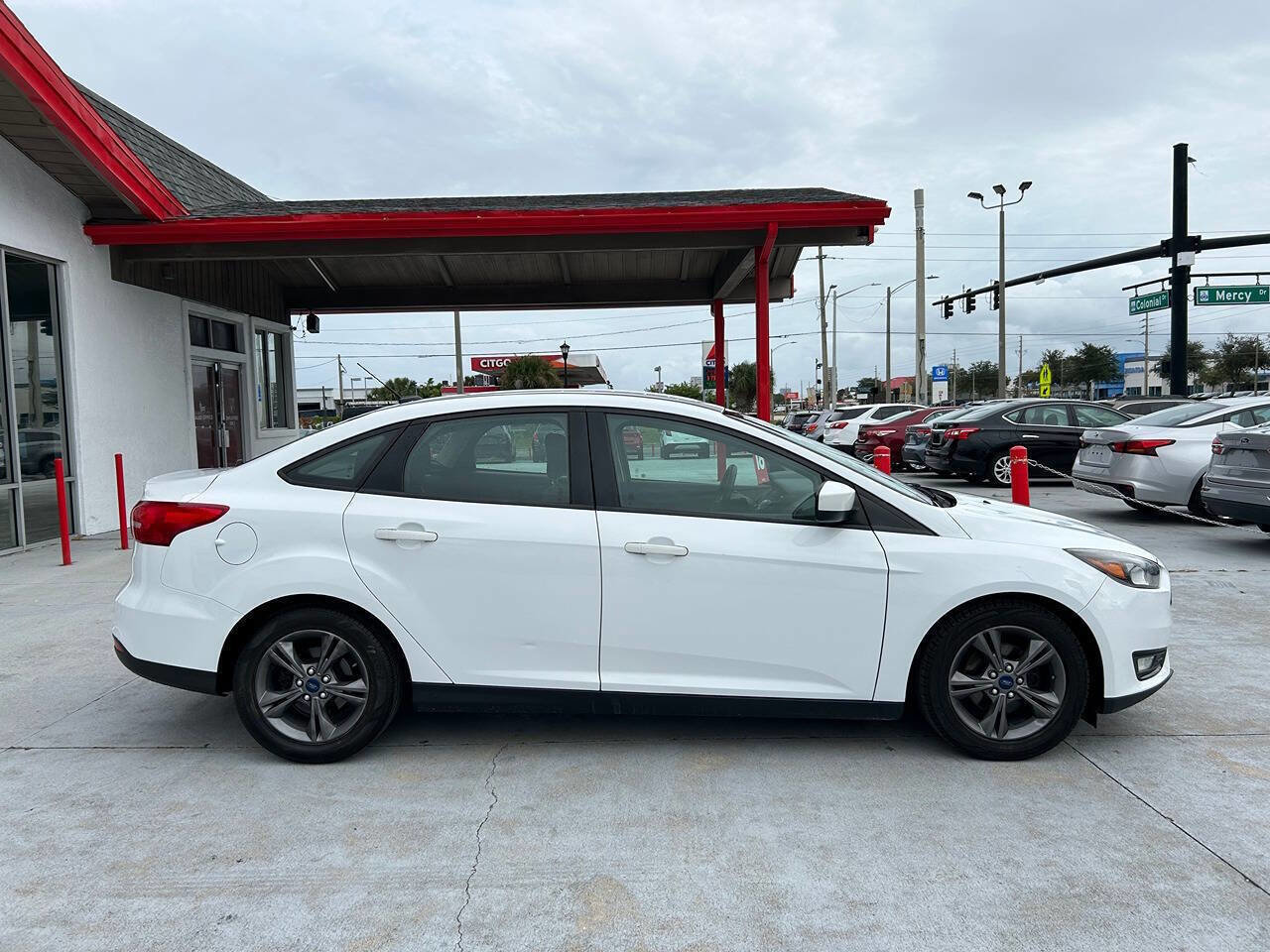 Used 2018 Ford Focus SE w/ SE Appearance Package FWD image 5