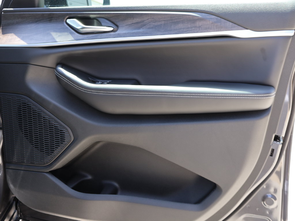 New 2026 Jeep Grand Cherokee Altitude AWD/4WD image 8
