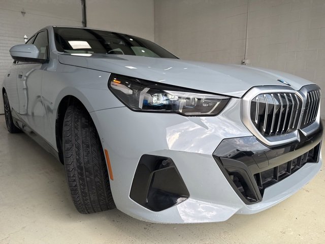 Used 2024 BMW 540i xDrive w/ M Sport Package image 3