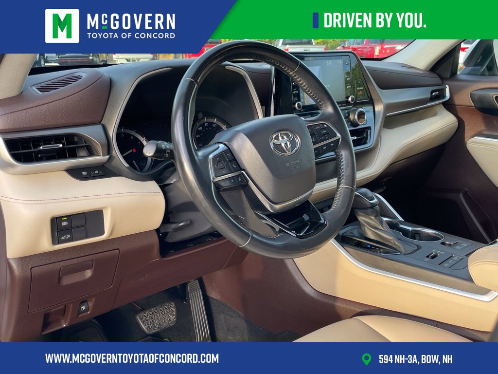 Used 2021 Toyota Highlander XLE AWD/4WD image 12