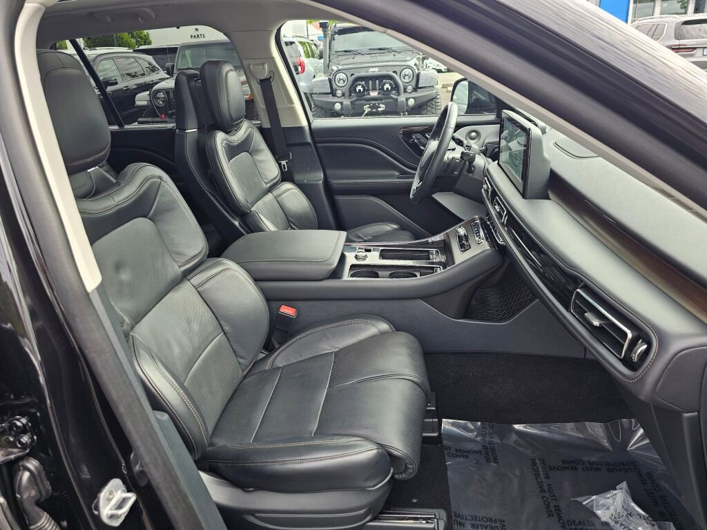 Used 2025 Lincoln Aviator Reserve w/ Equipment Group 201A AWD/4WD image 31