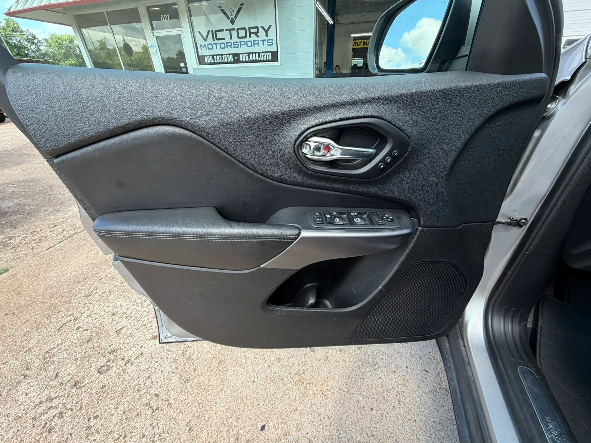 Used 2019 Jeep Cherokee Limited w/ Luxury Group AWD/4WD image 14
