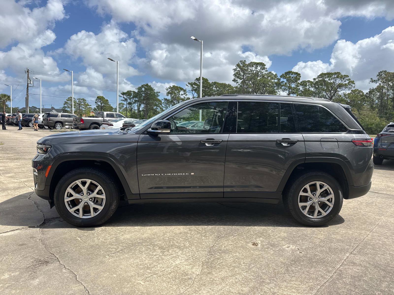 Used 2022 Jeep Grand Cherokee Limited AWD/4WD image 6