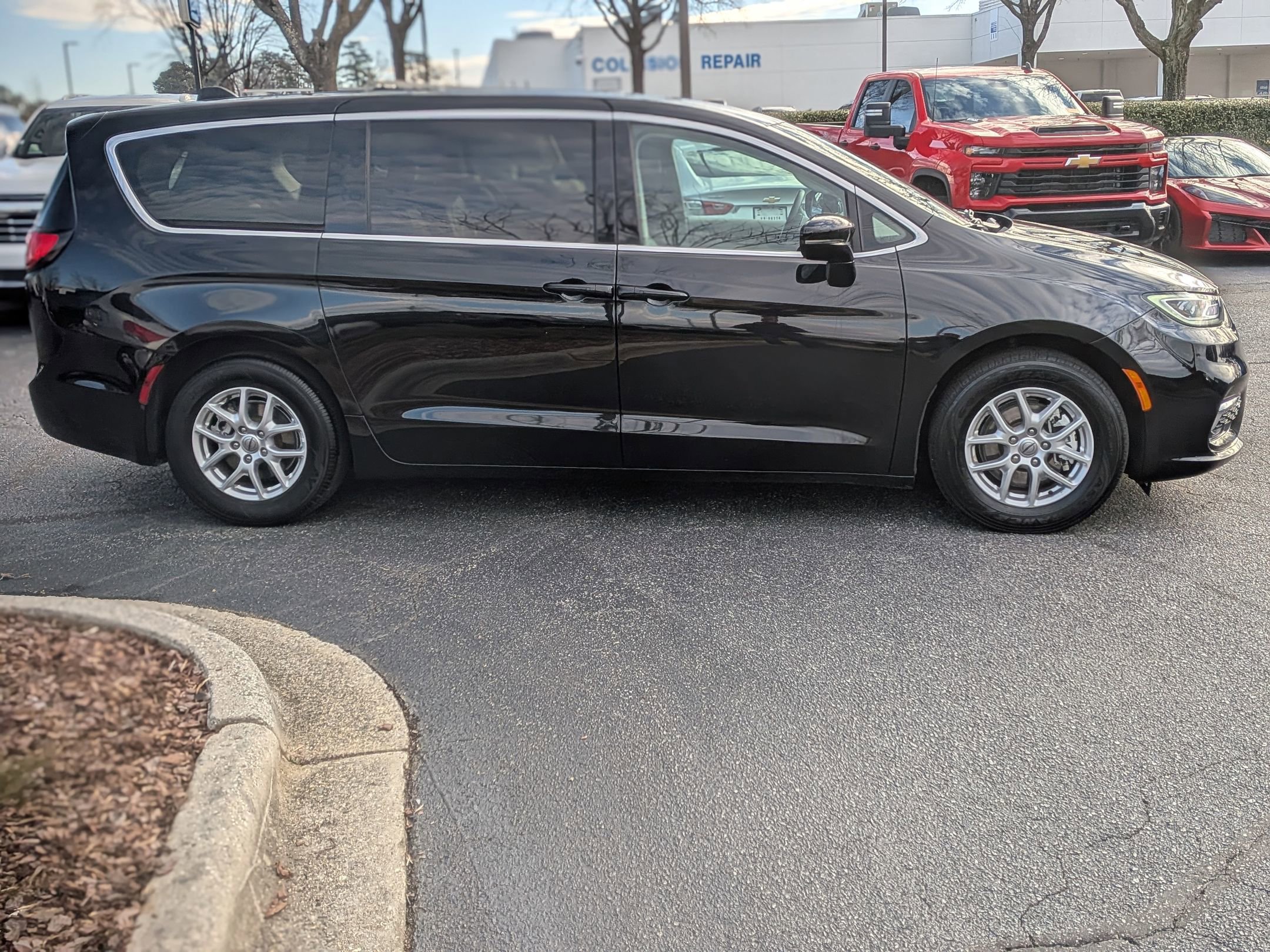 Used 2024 Chrysler Pacifica Touring-L image 10