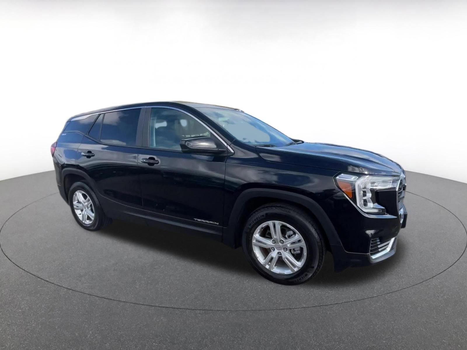 Used 2024 GMC Terrain SLE FWD image 2