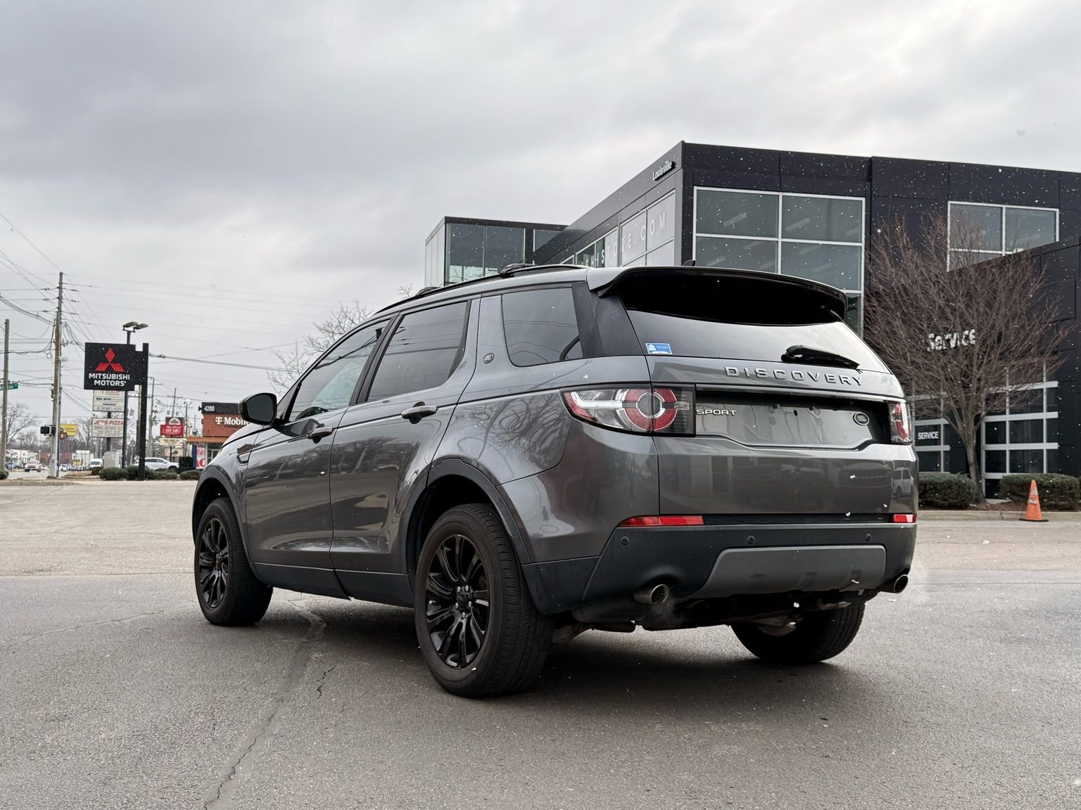 Used 2016 Land Rover Discovery Sport SE image 3