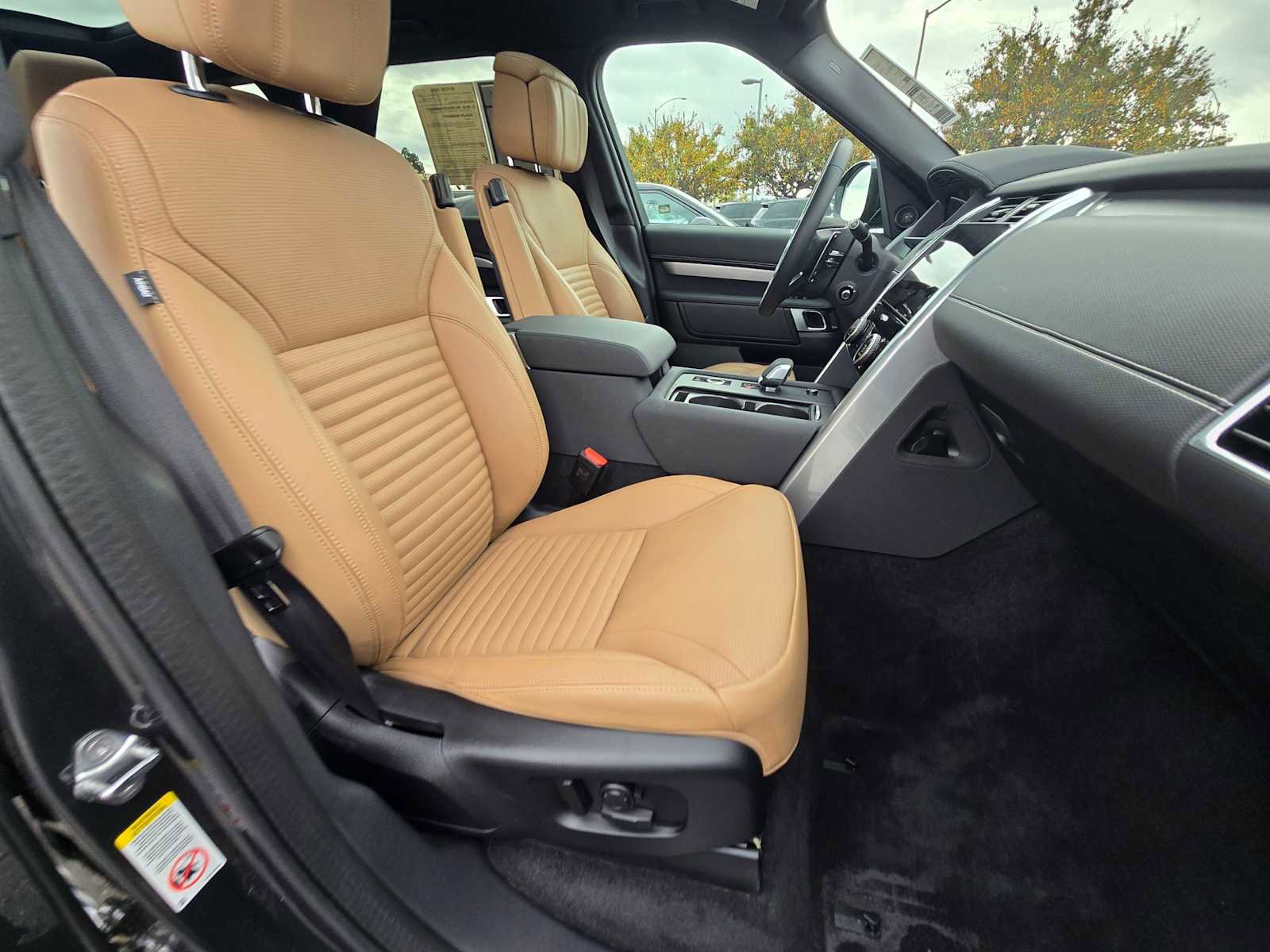 Certified 2025 Land Rover Discovery Dynamic SE image 11