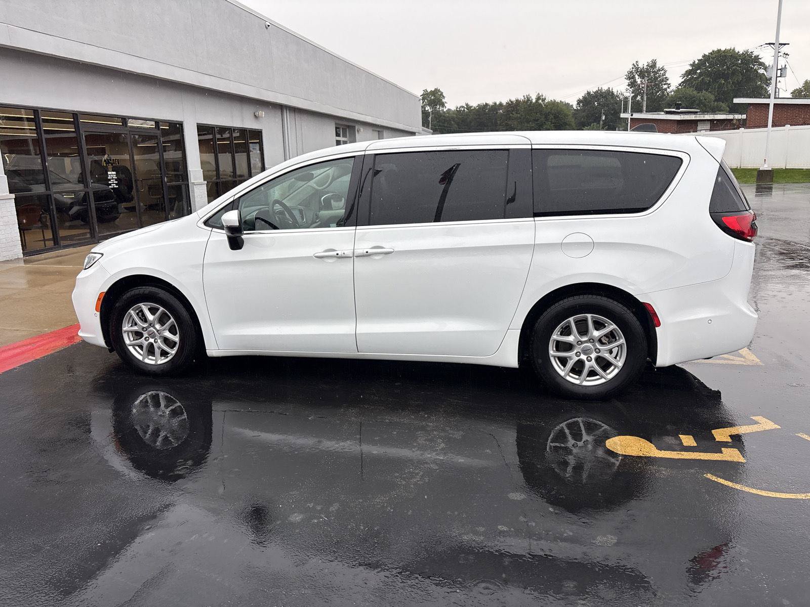 Used 2023 Chrysler Pacifica Touring-L FWD image 8