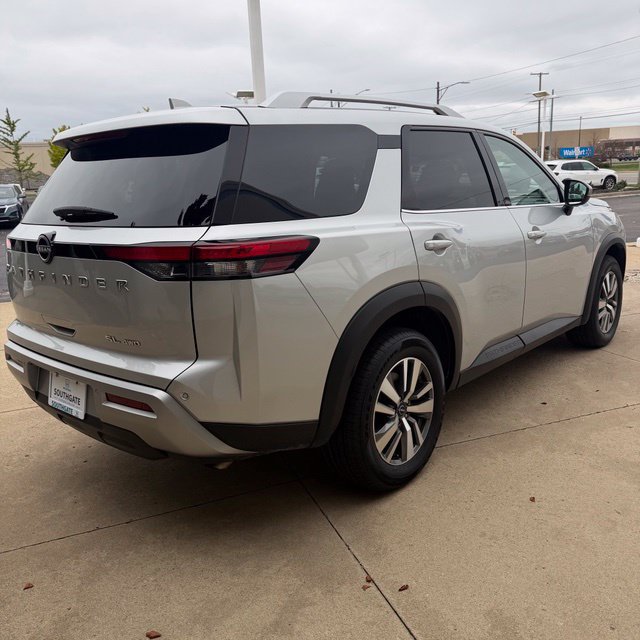 Used 2025 Nissan Pathfinder SL AWD/4WD image 17