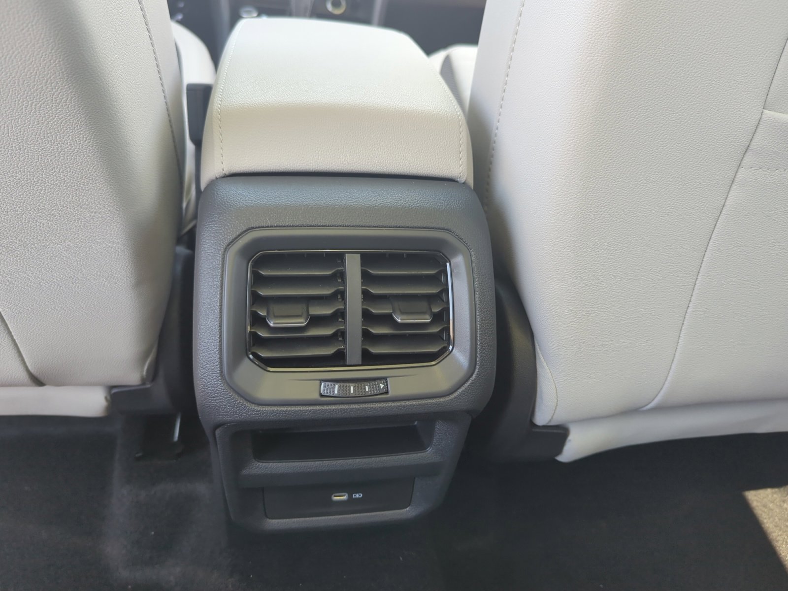 New 2025 Volkswagen Taos SE image 30