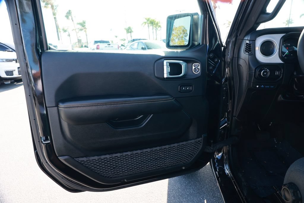 Used 2024 Jeep Wrangler Unlimited Sahara w/ Technology Group AWD/4WD image 17
