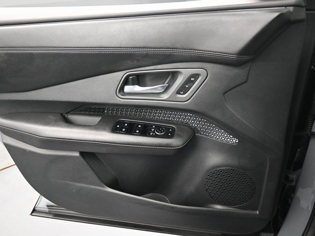 Used 2023 Nissan Ariya FWD image 23