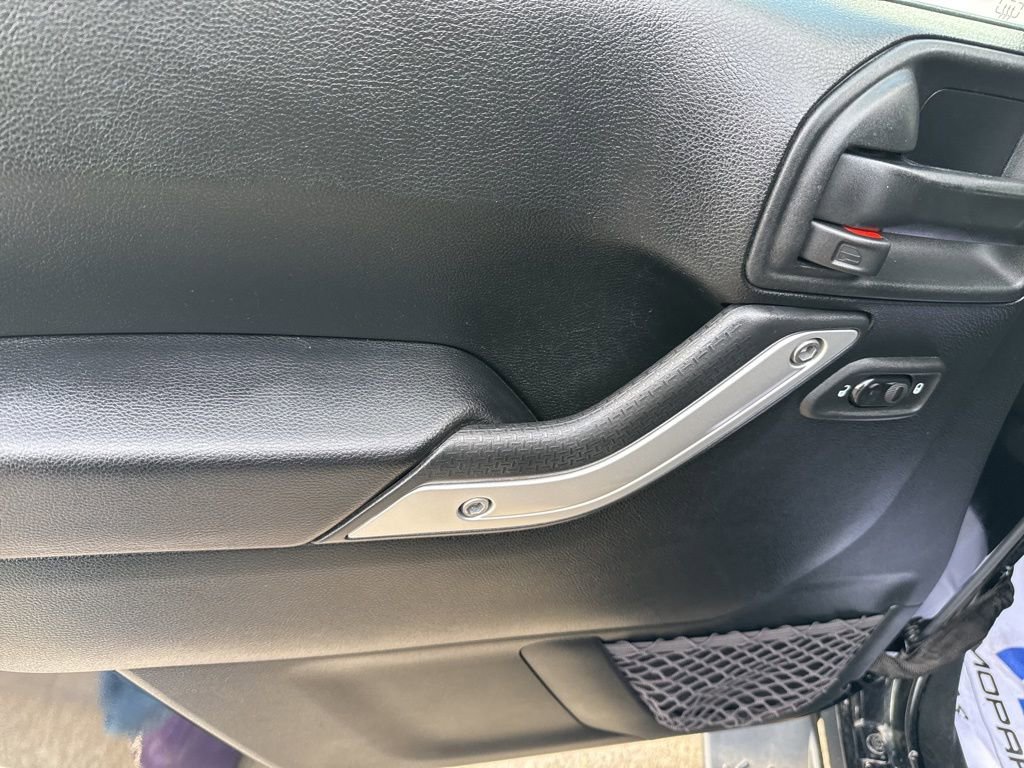 Used 2018 Jeep Wrangler Unlimited Sahara w/ Connectivity Group image 11