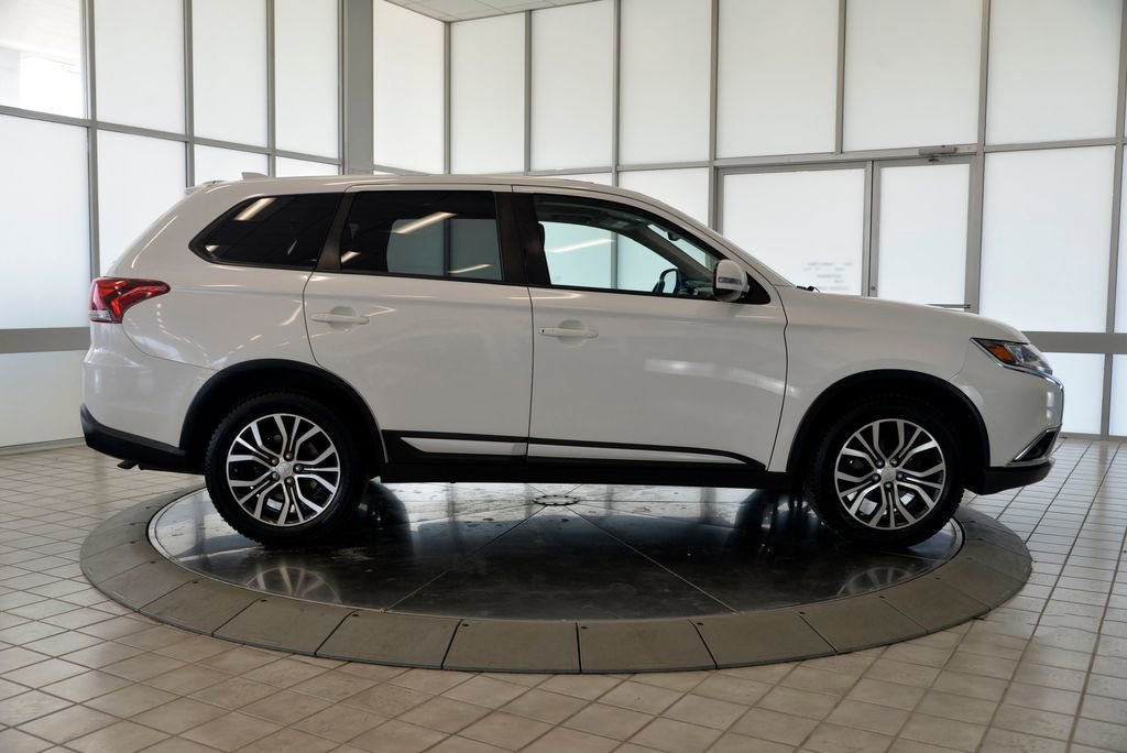 Used 2017 Mitsubishi Outlander SE AWD/4WD image 9