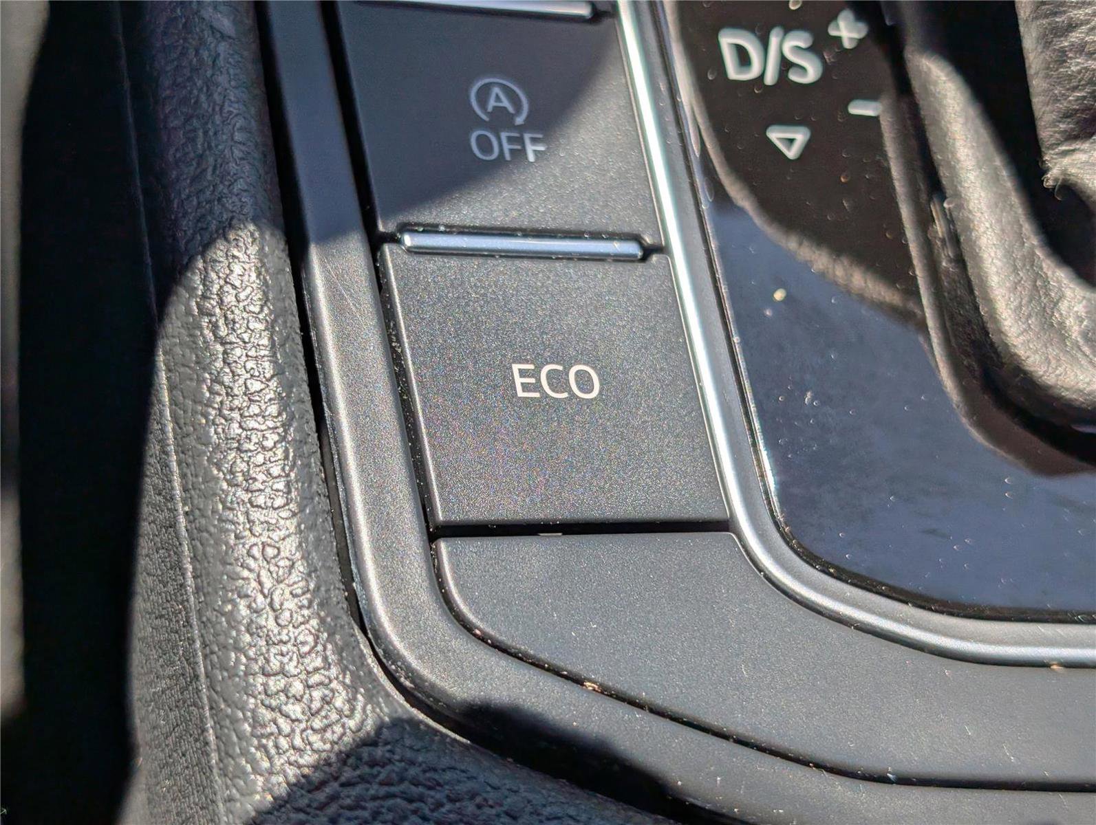 Used 2020 Volkswagen Jetta SE w/ SE Cold Weather Package FWD image 24