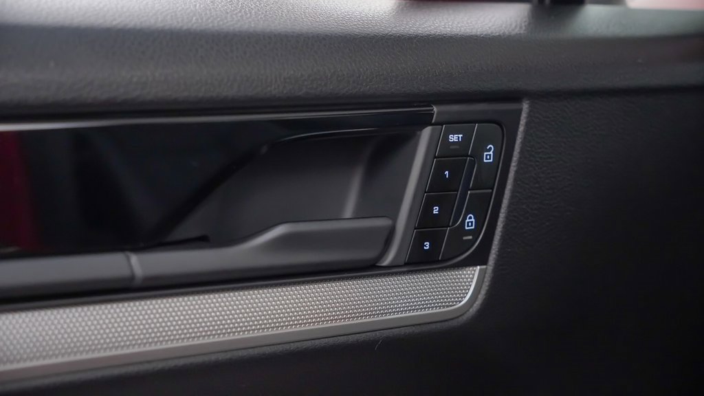 Certified 2025 Porsche Cayenne Coupe image 22