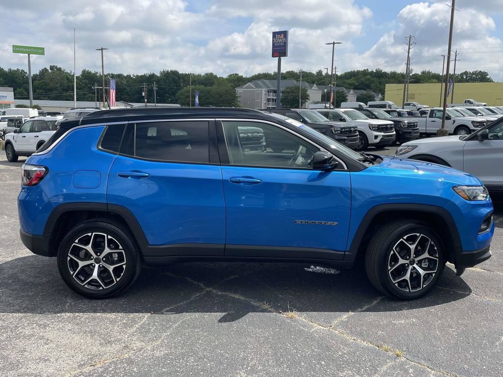 Used 2025 Jeep Compass Limited AWD/4WD image 2
