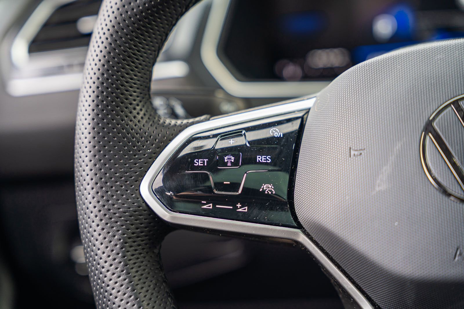 Used 2024 Volkswagen Tiguan SE R-Line image 30