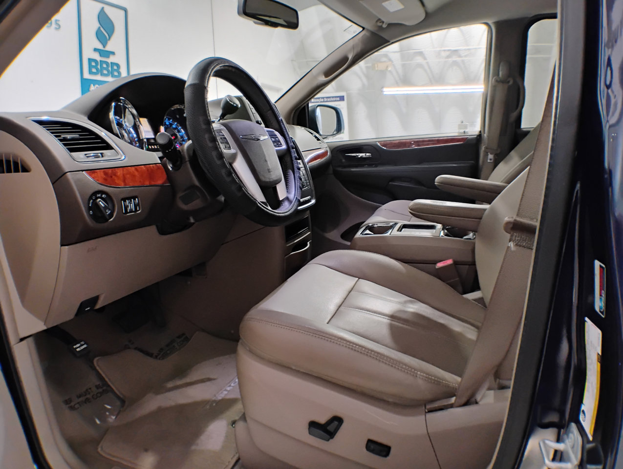 Used 2016 Chrysler Town & Country Touring image 64
