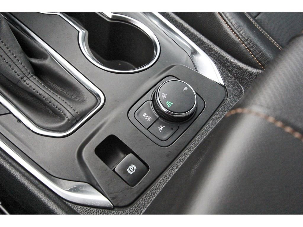 Used 2021 Chevrolet Traverse Premier w/ LPO, Blackout Package FWD image 31