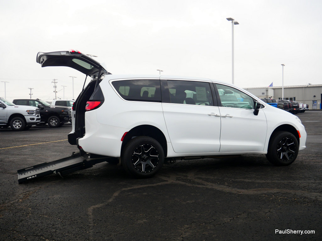 Used 2024 Chrysler Pacifica Touring image 8