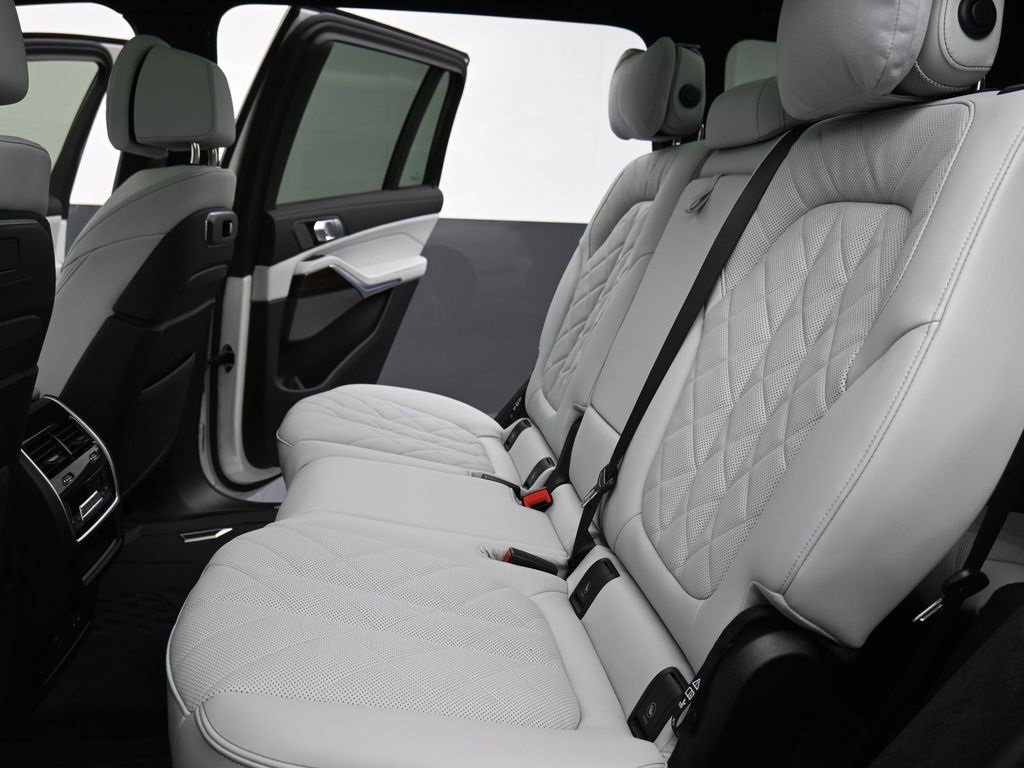 Used 2026 BMW X7 xDrive40i w/ M Sport Package image 16