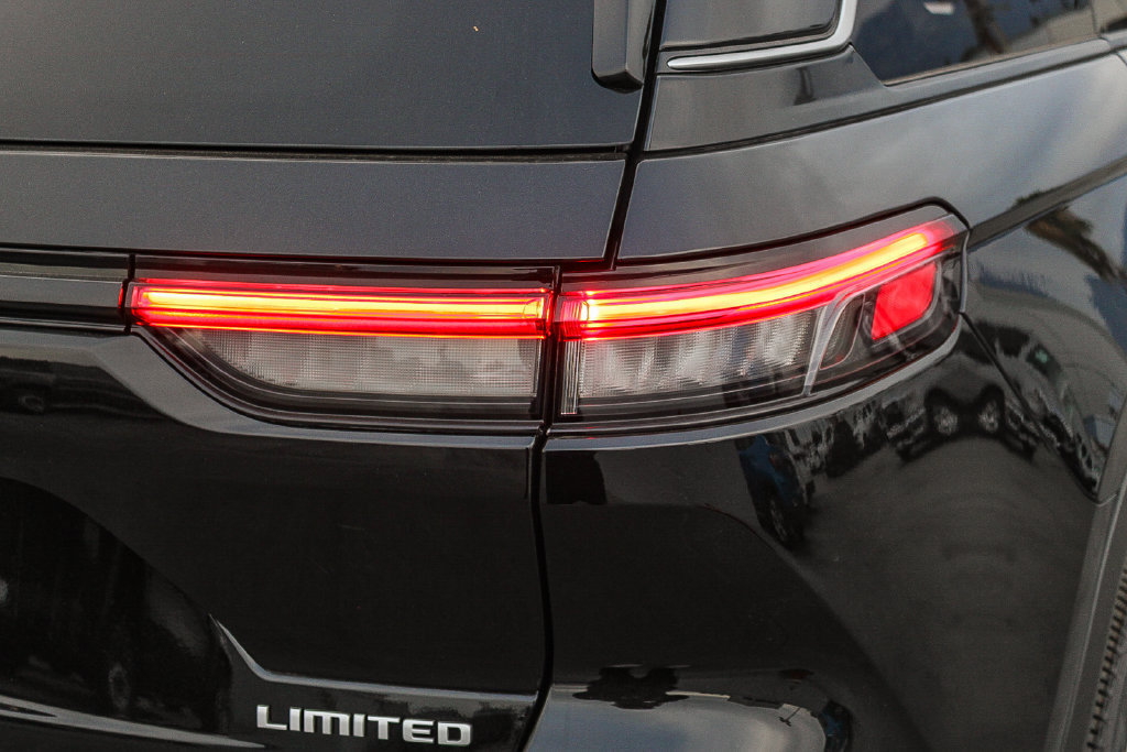 New 2027 Jeep Grand Cherokee Limited RWD image 10