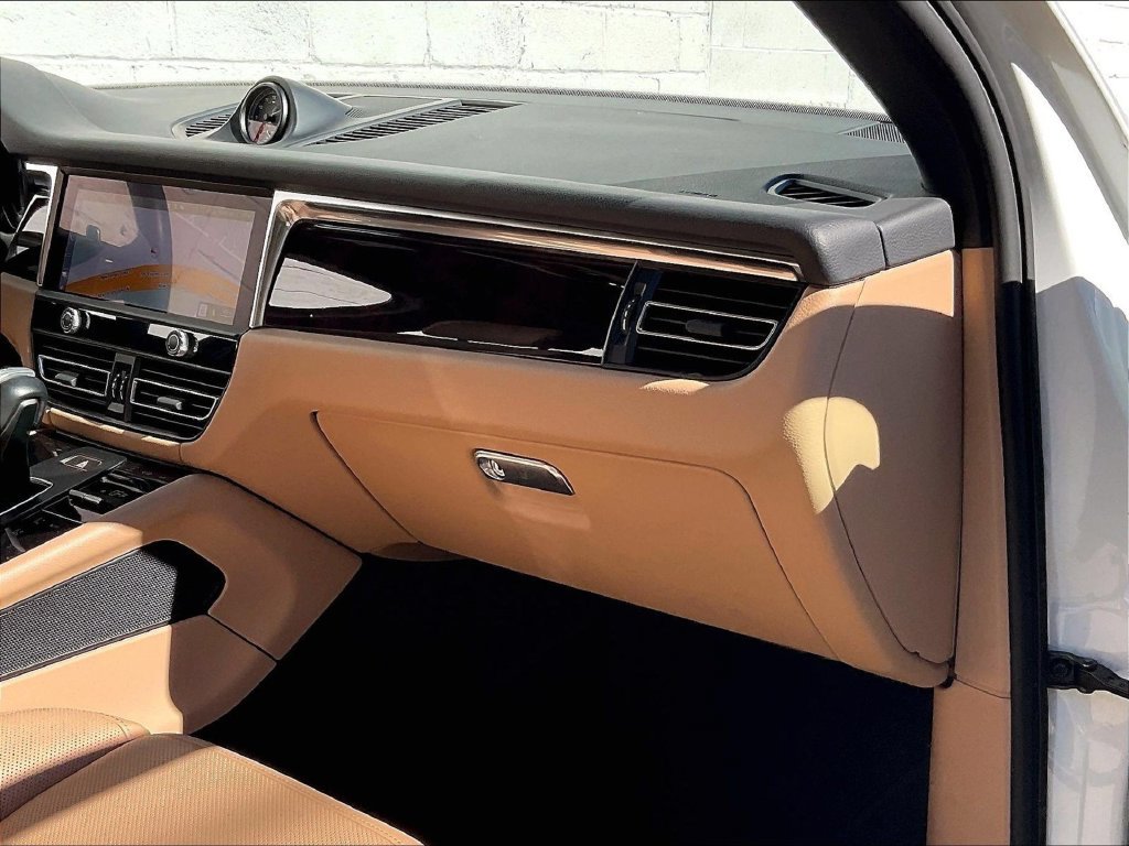Certified 2023 Porsche Macan AWD/4WD image 19