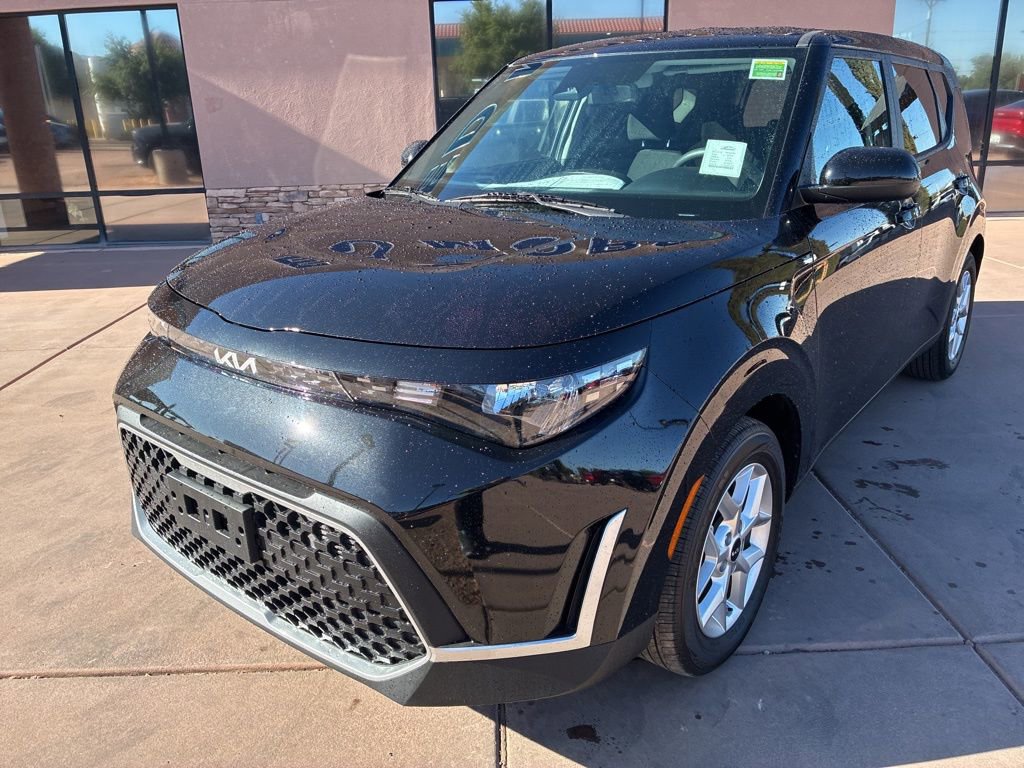 Used 2025 Kia Soul LX FWD image 2