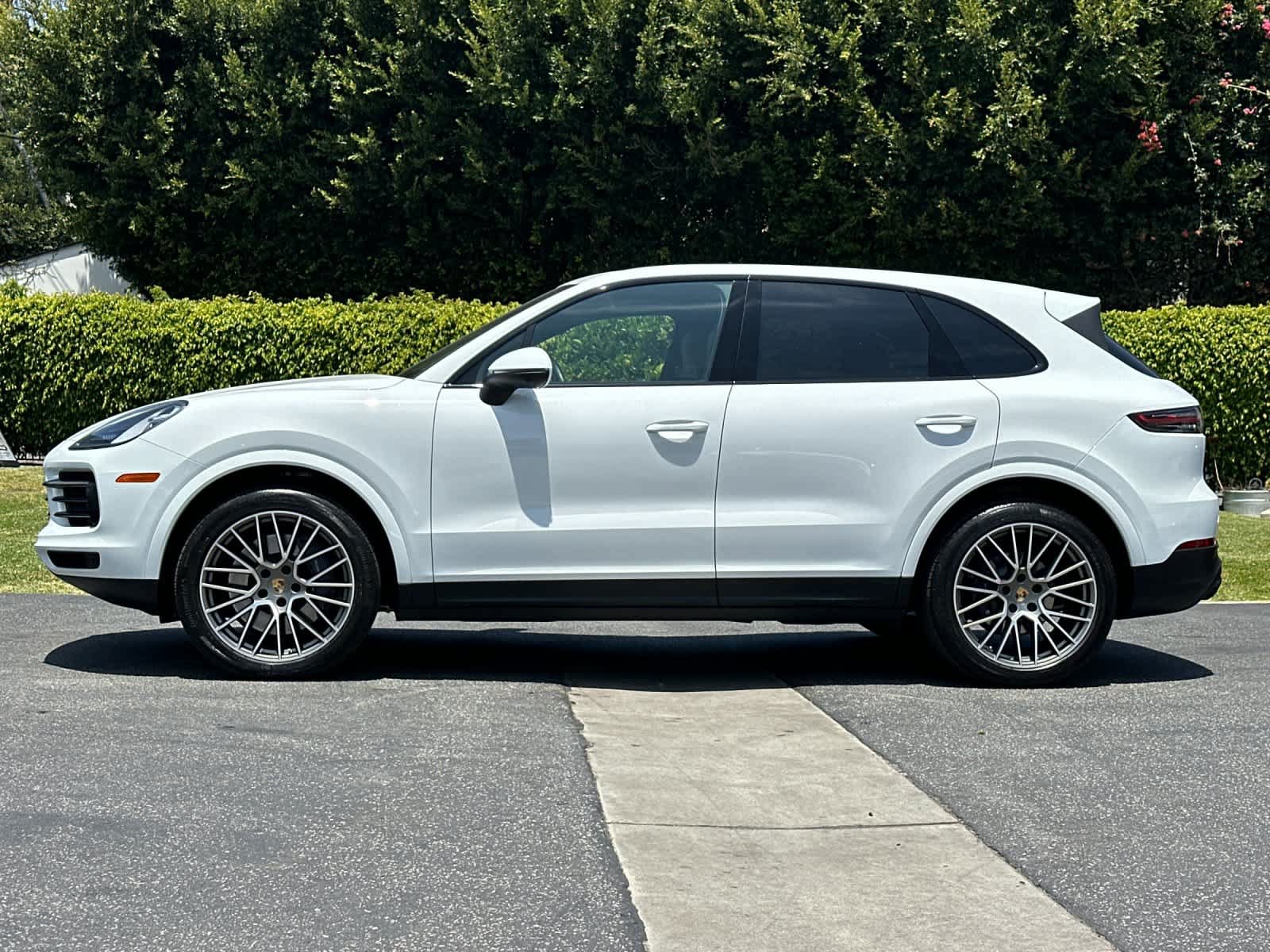 Certified 2023 Porsche Cayenne Platinum Edition AWD/4WD image 2