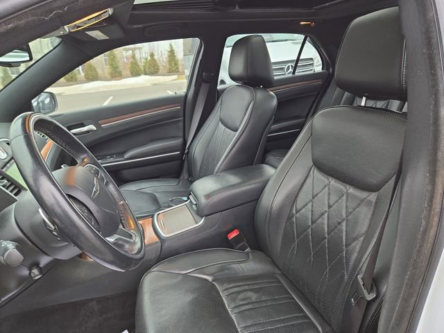 Used 2017 Chrysler 300 C Platinum image 24