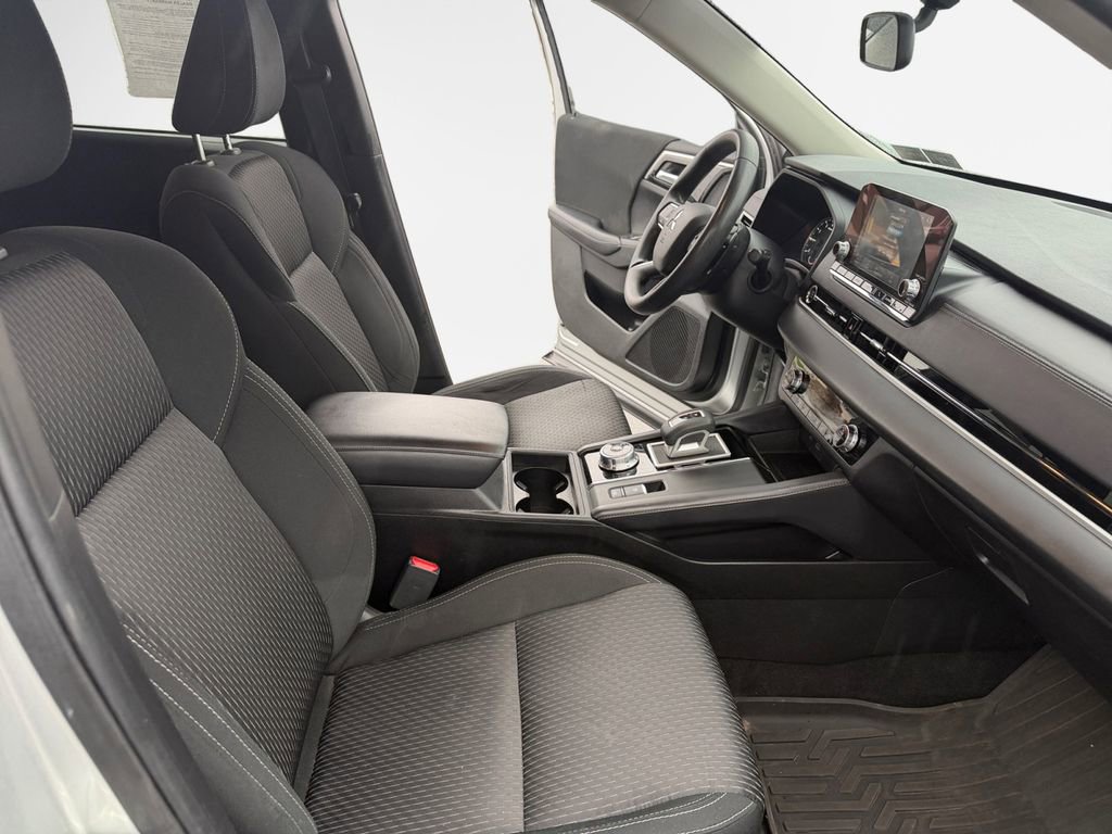 Used 2023 Mitsubishi Outlander ES image 26